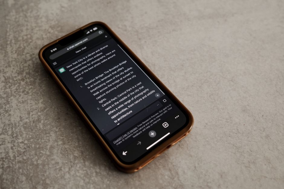 Close-up de um smartphone com texto sobre pontos turísticos de Nova York. Tema de tecnologia e comunicação.